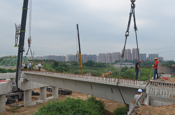 渠北路跨金水河橋梁工程開始預制箱梁吊裝